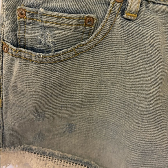 Free People Cut Off Denim‎ Booty Shorts with Frills Size 26 Waist (US 2) - Picture 5 of 9